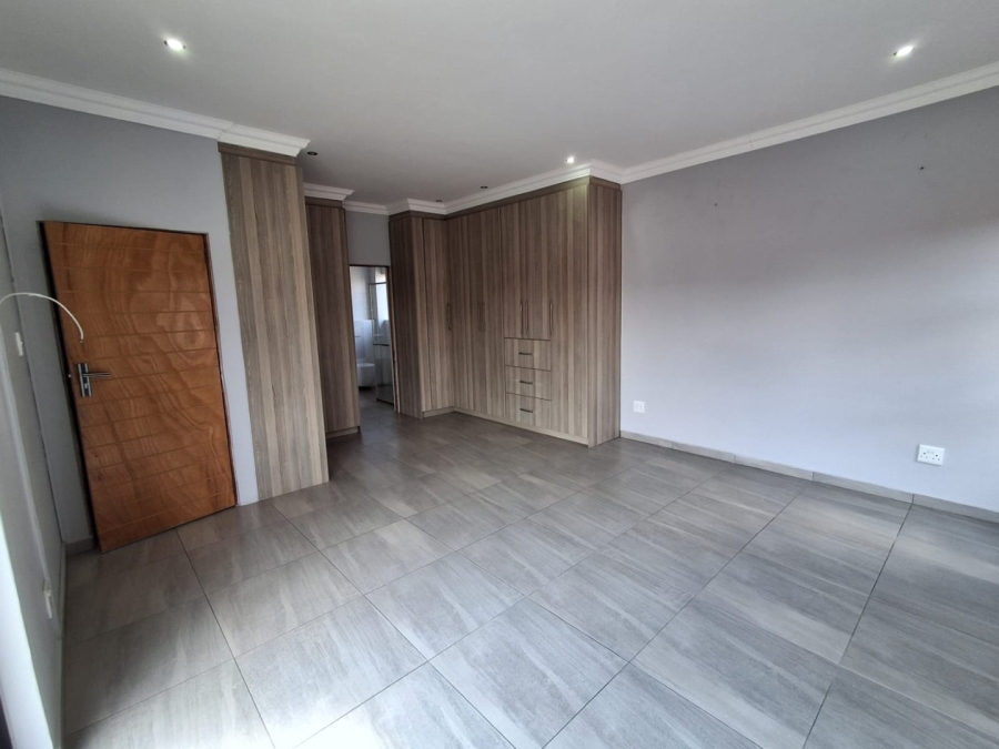 5 Bedroom Property for Sale in Wild Olive Estate Free State